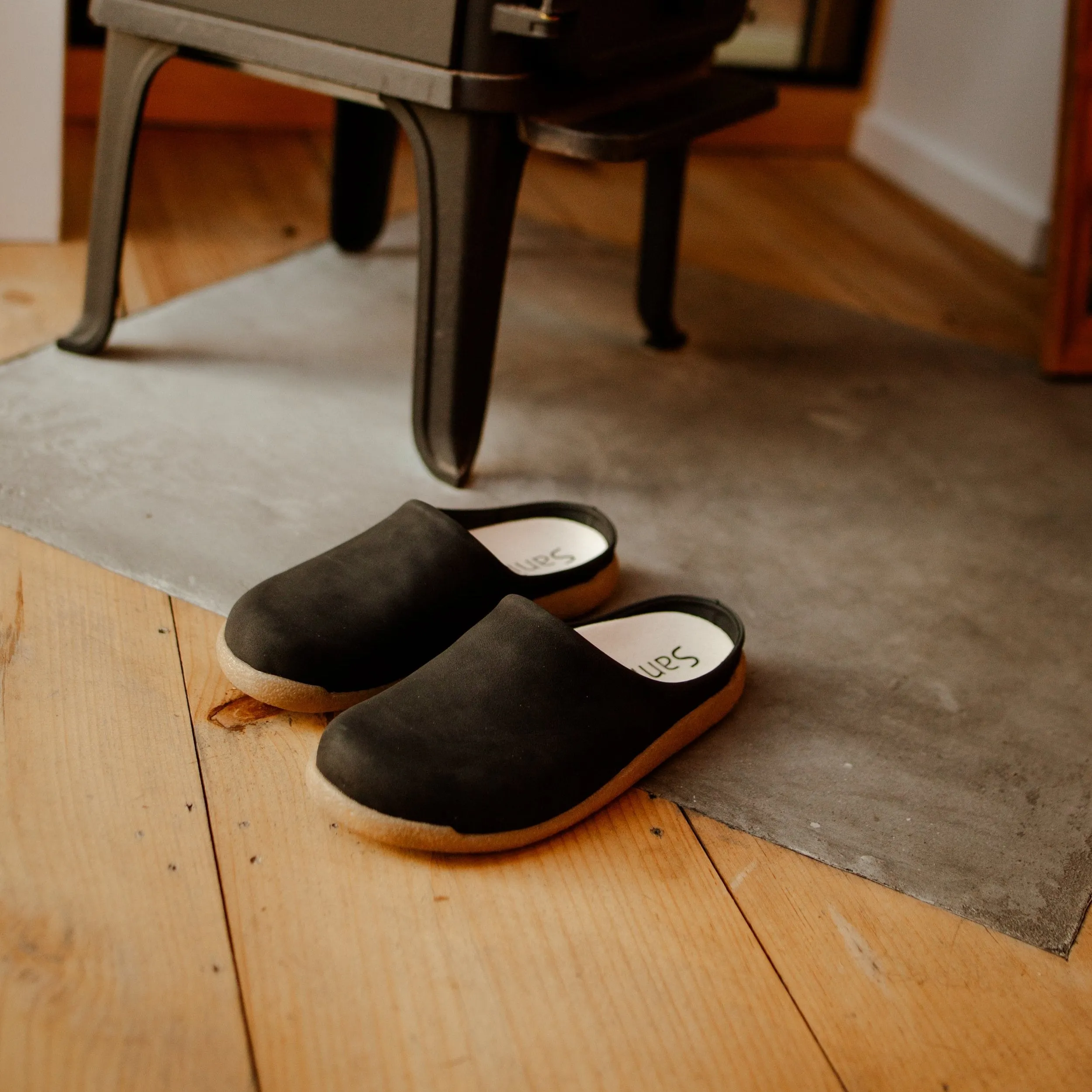 Holsted Unisex Mule Slipper in Black