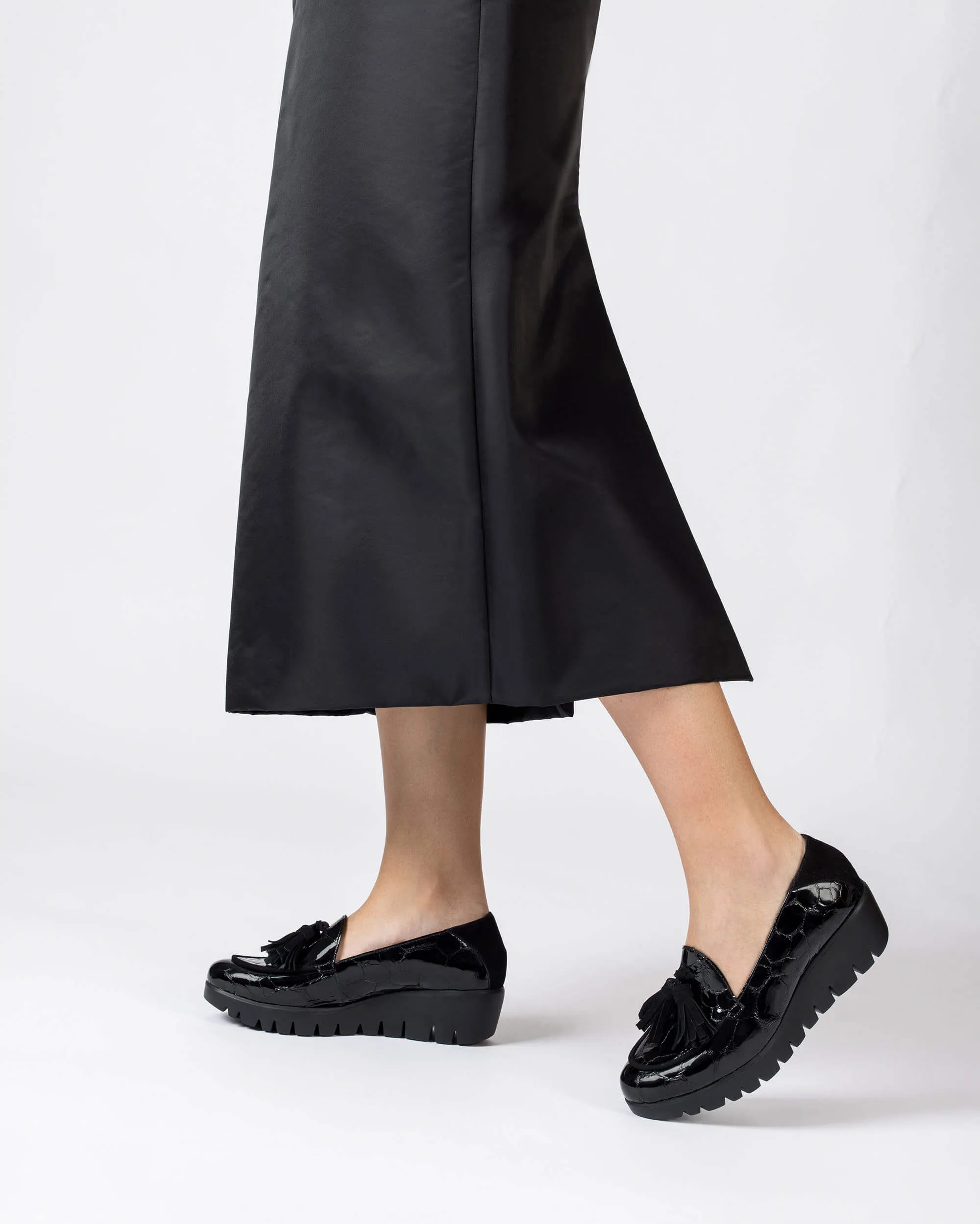 WONDERS - C-33320 MEDIUM WEDGE SLIP-ON SHOE - BLACK CROC